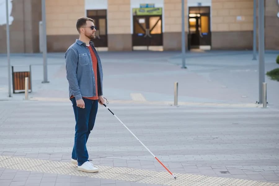 Czemu niewidomi noszą okulary? Zaskakujące powody ich wyboru