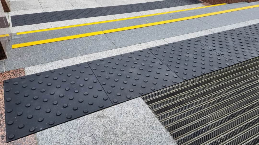 Karty dla niewidomych: jak ułatwiają życie osobom z dysfunkcją wzroku