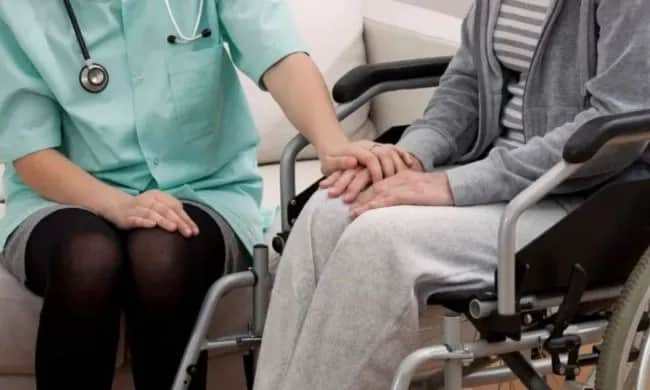 Jak zostać opiekunem osoby niepełnosprawnej - Kompleksowy poradnik