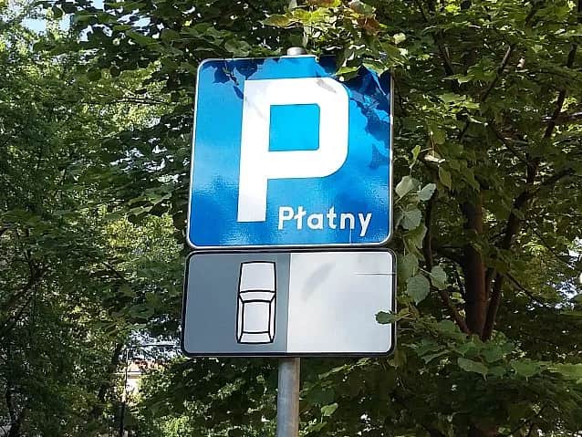 Czy osoby niepełnosprawne muszą płacić za parking w Twoim mieście?