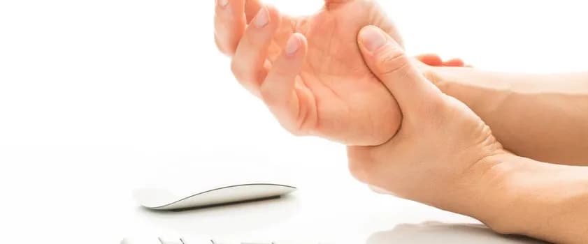 Kiedy zacząć rehabilitację po operacji cieśni nadgarstka, aby uniknąć bólu?