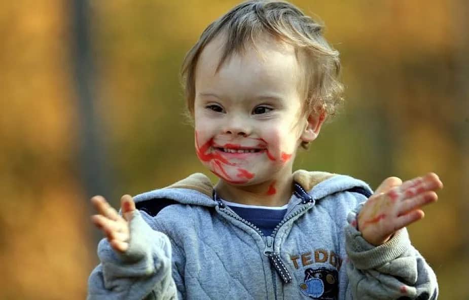 Kiedy dziecko z zespołem Downa zaczyna mówić? Oczekiwania i wsparcie