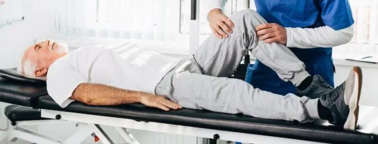 Kto wystawia zwolnienie na czas rehabilitacji? Sprawdź, kto może pomóc