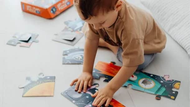 Jak bawi się dziecko z autyzmem? Odkryj unikalne style zabawy