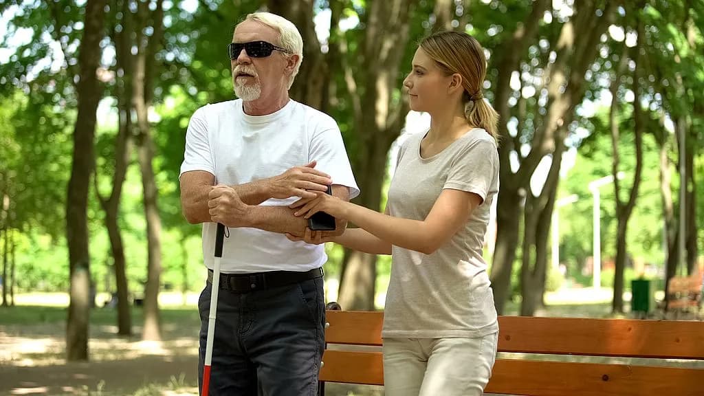 Jak prowadzić osobę niewidomą - kluczowe zasady i praktyczne porady